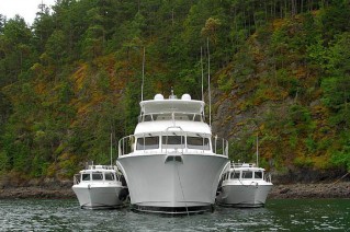 Yacht ADVANTAGE -  At Anchor, Bow View